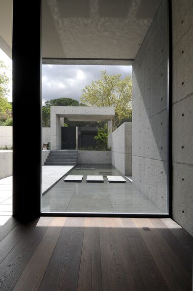 CS 68 Hidden Vent Windows - Concrete House located in Madrid, Spain