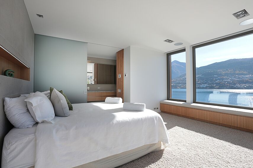 ConceptFolding 77 Sliding & Folding and ConceptSystem 77 Windows - Lake Wakatipu House located in Otago, New Zealand