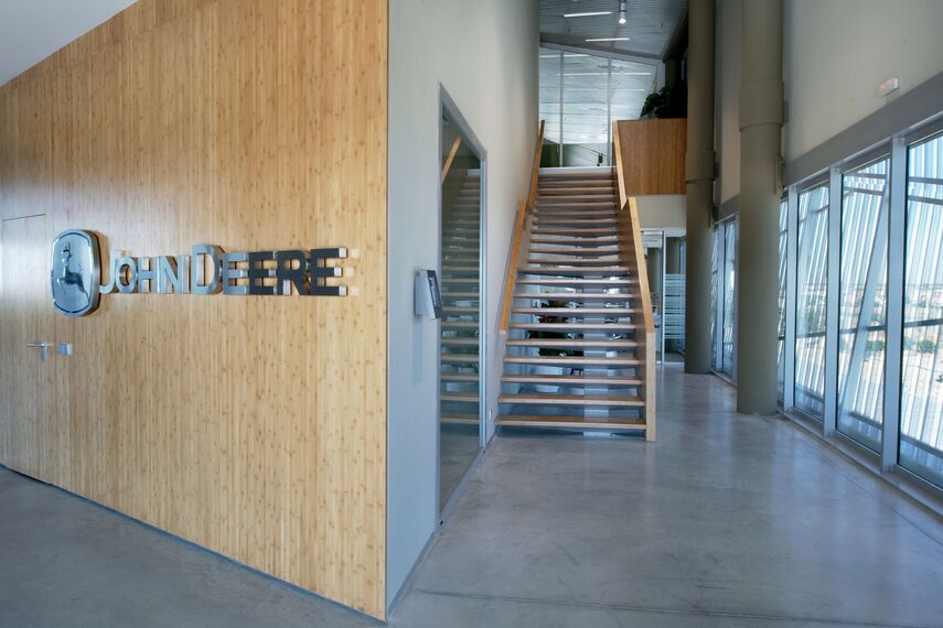 ConceptWall 50 Façades - Office building Sede John Deere located in Parla, Spain