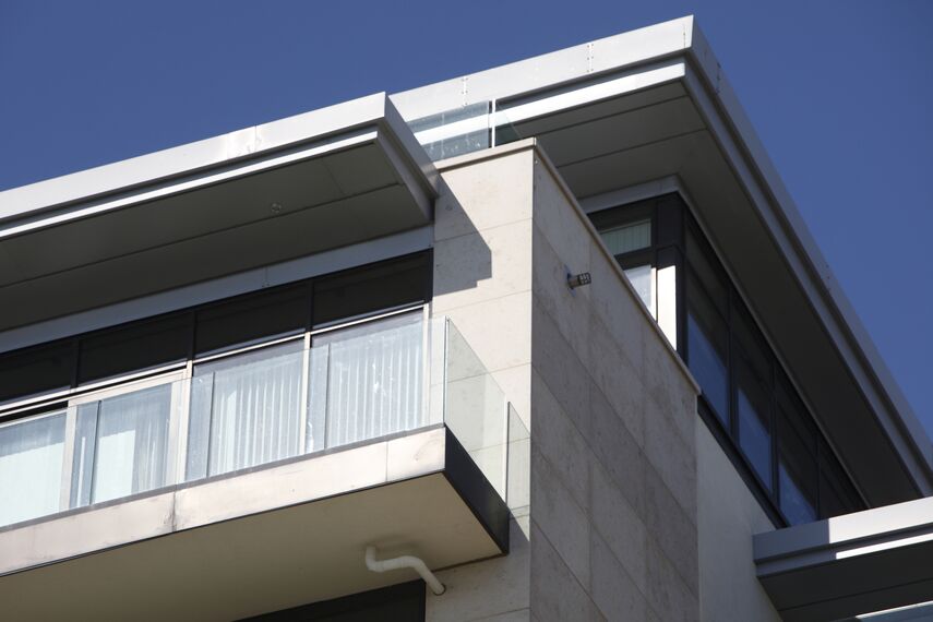 CP 96 Sliding & Folding and ConceptWall 50 Façades - Apartmentcomplex Azure Project located in Plymouth, United Kingdom