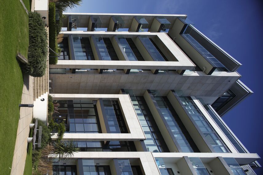 CP 96 Sliding & Folding and ConceptWall 50 Façades - Apartmentcomplex Azure Project located in Plymouth, United Kingdom