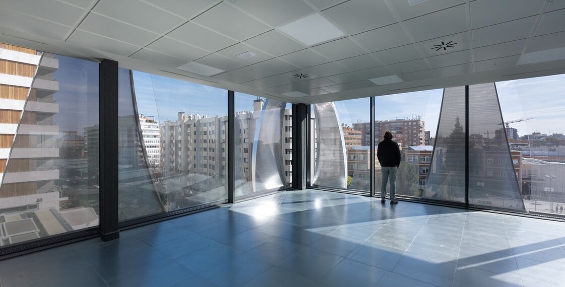 ConceptWall 50 Façades and ConceptSystem 68 Doors - Office building Blue building located in Madrid, Spain