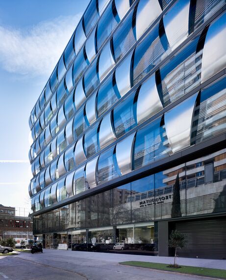 ConceptWall 50 Façades and ConceptSystem 68 Doors - Office building Blue building located in Madrid, Spain