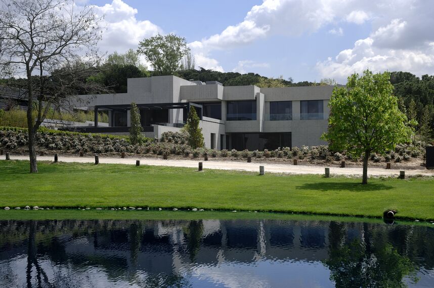 CS 68 Hidden Vent Windows - Concrete House located in Madrid, Spain