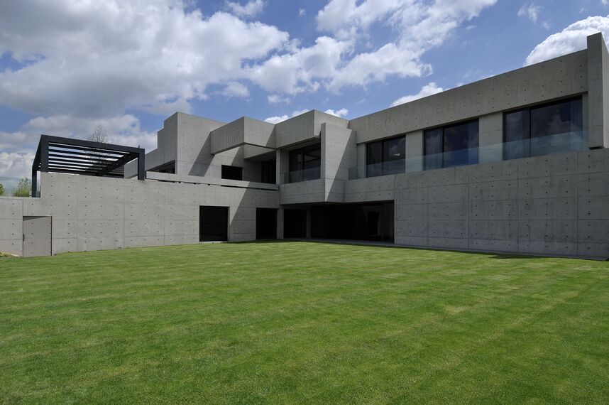 CS 68 Hidden Vent Windows - Concrete House located in Madrid, Spain