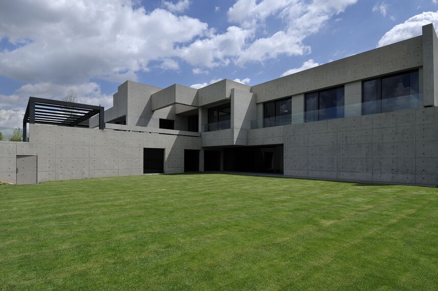 ConceptPatio 155 Sliding & Folding and CS 68 Hidden Vent Windows - Villa Concrete House located in Madrid, Spain