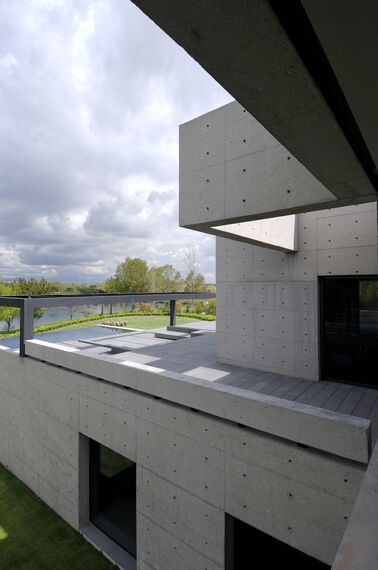 CS 68 Hidden Vent Windows - Concrete House located in Madrid, Spain