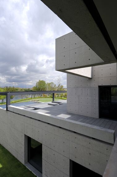 ConceptPatio 155 Sliding & Folding and CS 68 Hidden Vent Windows - Villa Concrete House located in Madrid, Spain