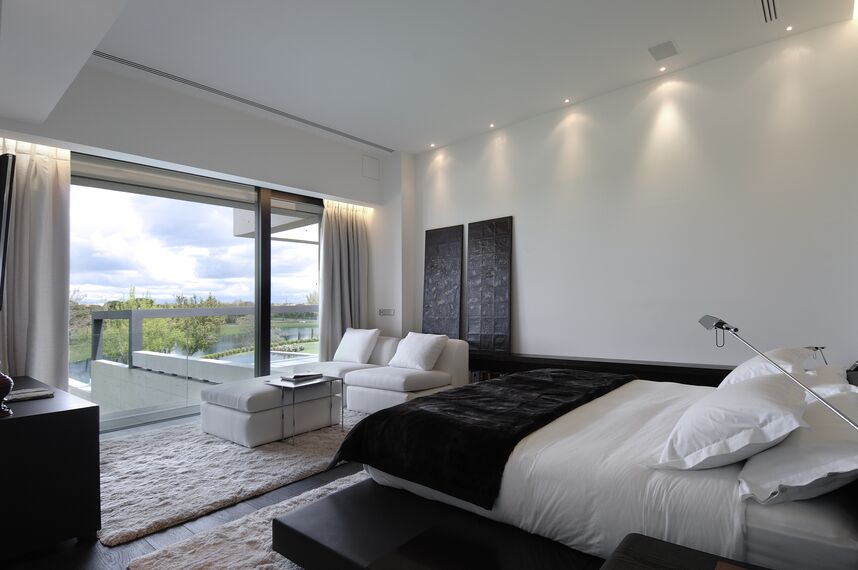 CS 68 Hidden Vent Windows - Concrete House located in Madrid, Spain