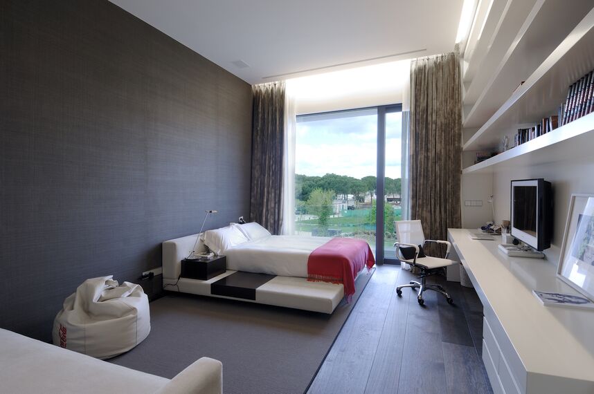 CS 68 Hidden Vent Windows - Concrete House located in Madrid, Spain