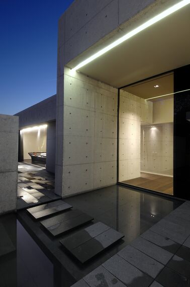 CS 68 Hidden Vent Windows - Concrete House located in Madrid, Spain