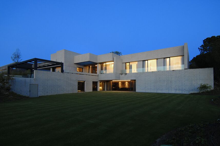 ConceptPatio 155 Sliding & Folding and CS 68 Hidden Vent Windows - Villa Concrete House located in Madrid, Spain