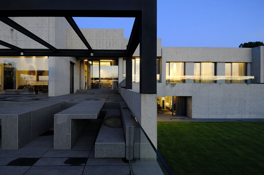 CS 68 Hidden Vent Windows - Concrete House located in Madrid, Spain