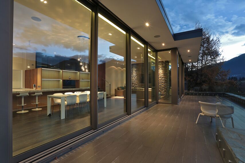 ConceptFolding 77 Sliding & Folding and ConceptSystem 77 Windows - Lake Wakatipu House located in Otago, New Zealand