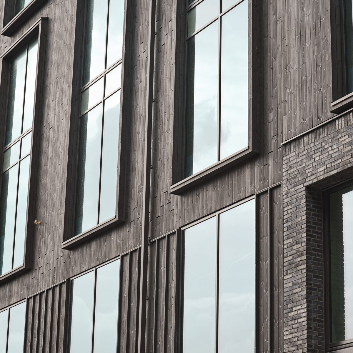 Wood and aluminium façade, grey.