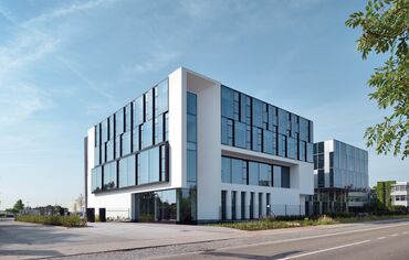 HiFinity Sliding & Folding, BriseSoleil 100 Solar Shading, MasterLine 8 Windows, CW 60-SC Façades, CW 86 Standard Façades and CW 86-EF Façades - Office building Reynaers Campus: Experience Centre located in Duffel, Belgium